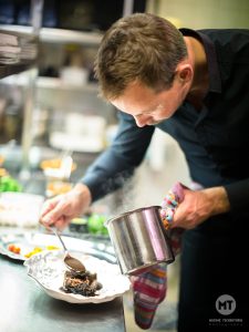Chef de la Maison des Halles (restaurant à Tours) en action. Reportage photographique par Max Photographe